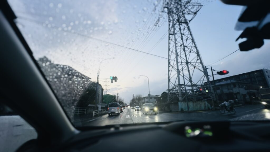 夕暮れ雨天時には対向車のヘッドライトで道路が見えにくくなります