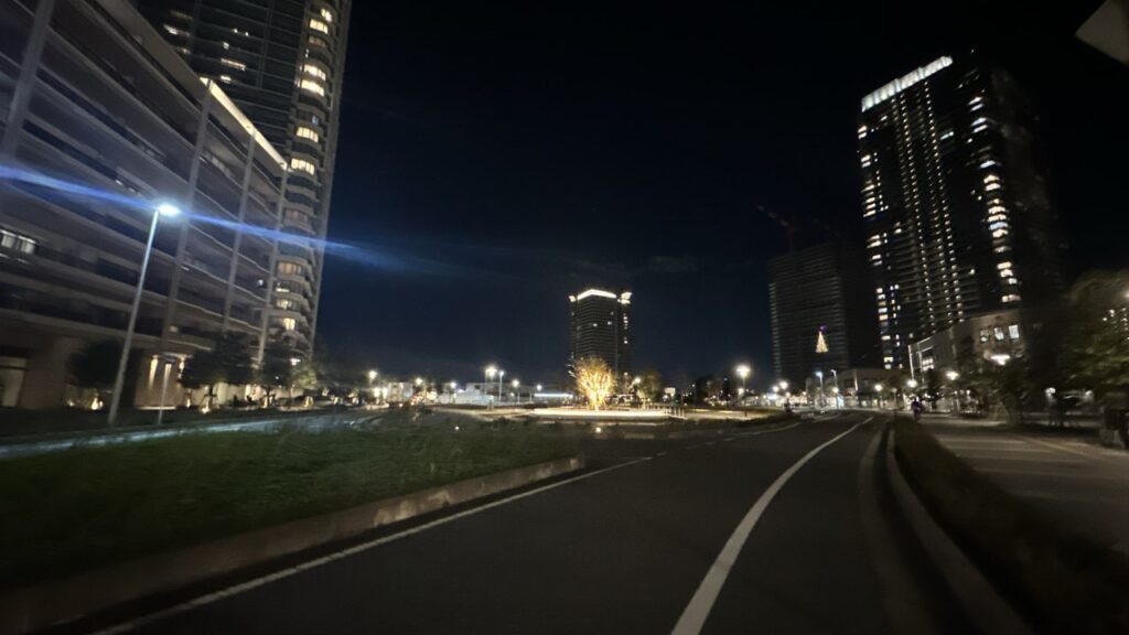 夜間は歩行者や自転車が見えづらくなります