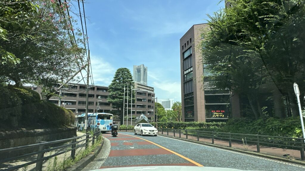 横浜水道道路を走行